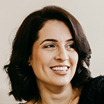 schoenheitszentrum-kundenrezension-doreen Portrait einer dunkelhaarigen Frau.