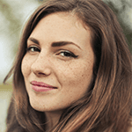 schoenheitszentrum-kundenrezension-angelika Portrait einer jungen Frau.