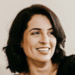 Portrait einer dunkelhaarigen Frau.